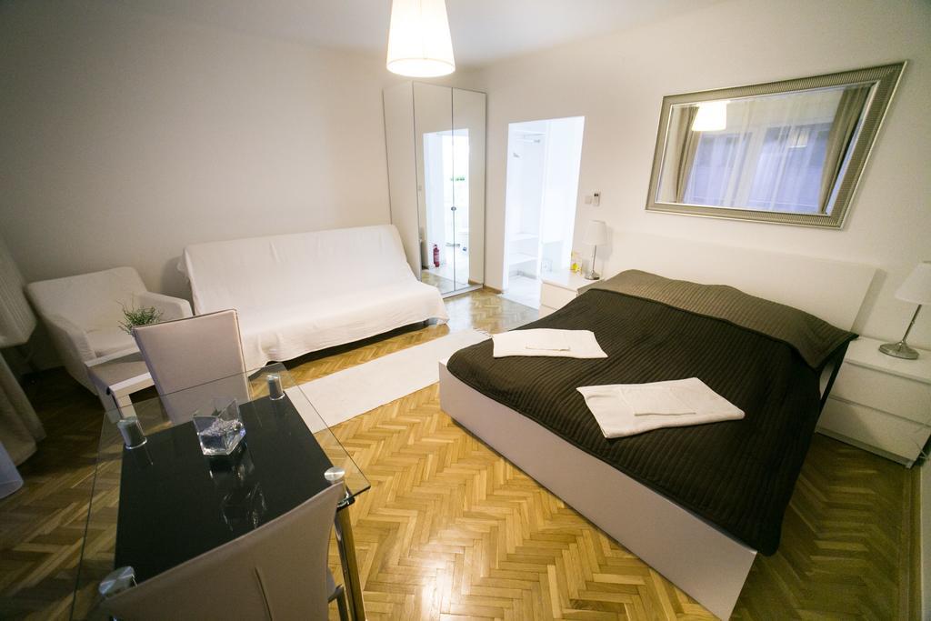 Budapest Downtown Apartments With Balcony & Optional Garage & Restaurant In The Building Rom bilde